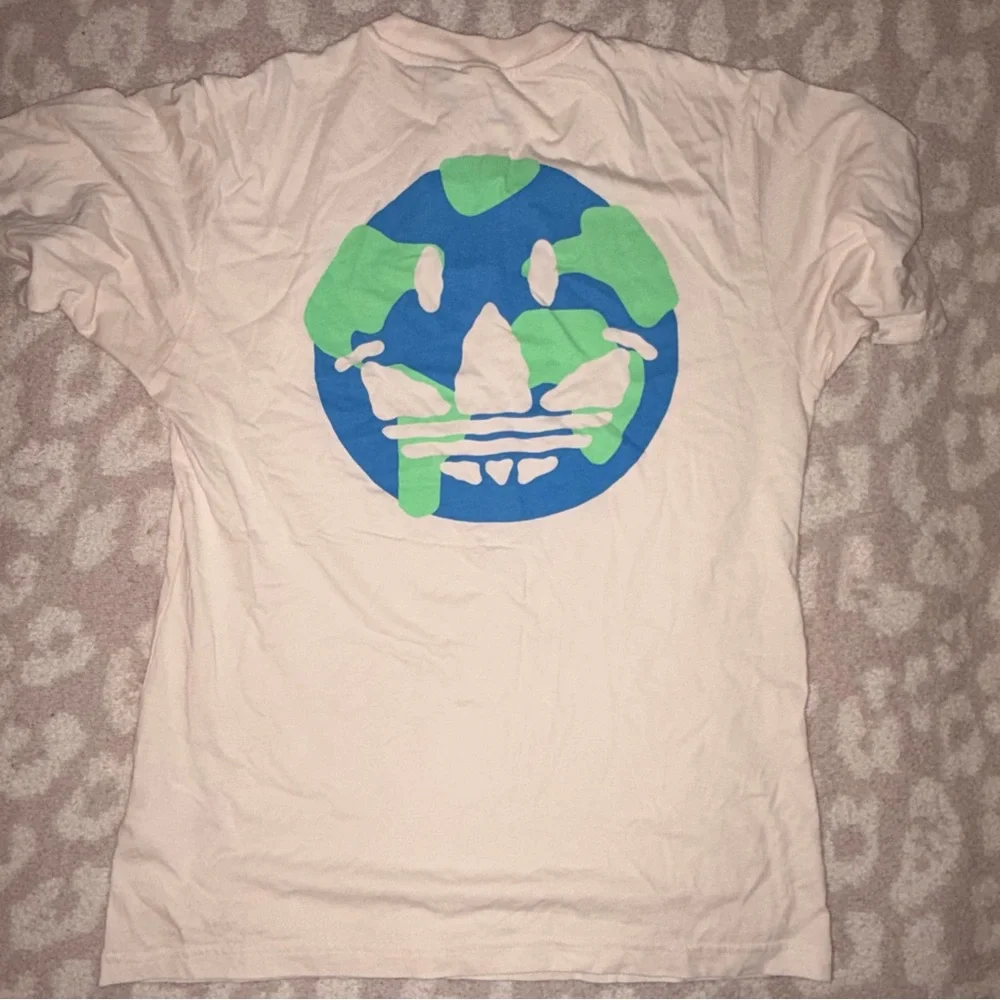 Adidas Originals graphic earth smiley boyfriend fit t shirt S - Picture 5 of 6